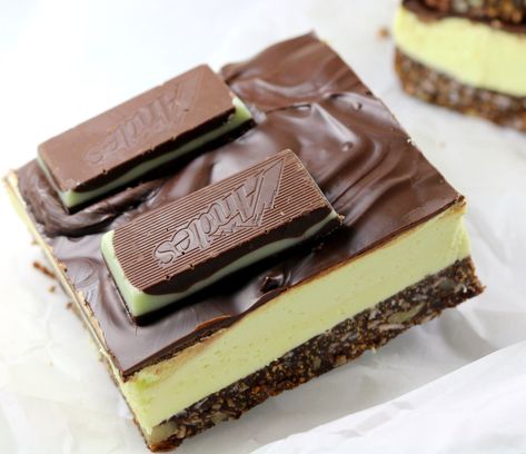 Mint Nanaimo Bars from the best food blog 5starcookies -enjoy and share Nanaimo Bar Recipe, Baking Pan Sizes, Canadian Dessert, Canadian Christmas, Healthy Pies, Kinds Of Pie, Nanaimo Bars, Cooking Contest, Best Christmas Recipes