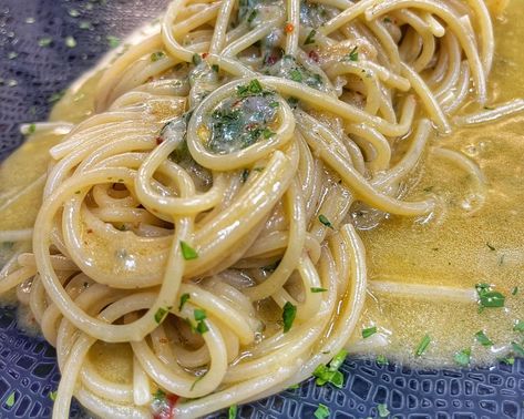 Spaghetti aglio e olio scivolarielli: come li facevano le nonne napoletane. Le tre regole d'oro per farli come da tradizione - Più Ricette Spaghetti Olio Aglio, Spaghetti Aglio Olio, Spaghetti Aglio E Olio, Spaghetti Aglio, Aglio E Olio, Aglio Olio, European Food, Linguine, Cooking Ideas