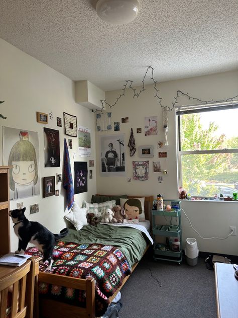 College Dorm Room Ideas For One Person, 80s Dorm Room, Dorm Grunge, Artsy College Dorm, Dorm Room Ideas Grunge, 90s Dorm Room, Funny Dorm Room Ideas, Grunge College Dorm, Bedroom Dorm