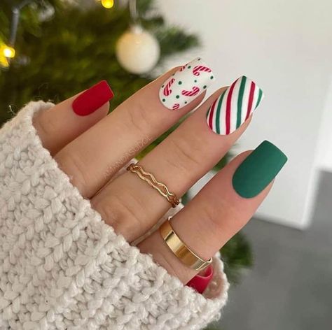 25+ Fabulous Christmas Nail Designs - Emerlyn Closet Nail Art Noel, Holiday Nail Designs, Cute Christmas Nails, Christmas Gel Nails, Holiday Nail Art, Christmas Nails Acrylic, Nail Swag, Festival Nails, Xmas Nails