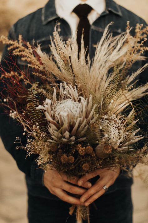 Dried Floral Wedding Boquet, Dried Winter Bouquet, Dried Wedding Bouquet Ideas, Dry Bouquet, Art Floral Japonais, Dried Flower Bouquet Wedding, Dried Wedding Flowers, Dried Floral Bouquet, Spring Wedding Bouquets