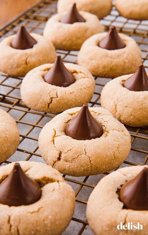 Peanut Butter Blossoms are the BEST holiday cookies you'll make this year. Get the recipe at Delish.com. #recipe #easy #easyrecipes #delish #cookies #baking #peanutbutter #chocolate #holidayrecipes #holidaydessert #dessert #dessertrecipes #desserts #christmas #peanut #butter Christmas Lasagna, Peanut Butter Blossoms Recipe, Peanut Butter Kiss, Butter Blossoms, Cookies Homemade, Peanut Butter Blossom Cookies, Homemade Cookie, The Best Cookies, Christmas Desserts Easy