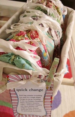 1 Diaper, Wipes in a Ziploc bag, Hand Sanitizer, Disposable Diaper Bag and 1 Changing Cloth. For quick changes Love this idea and there are many more. Do It Yourself Quotes, Beach Items, Diy Baby Shower Gifts, Shower Bebe, Baby Diy, Quilts Ideas, Baby Shower Diy, Trendy Baby, Baby Crafts