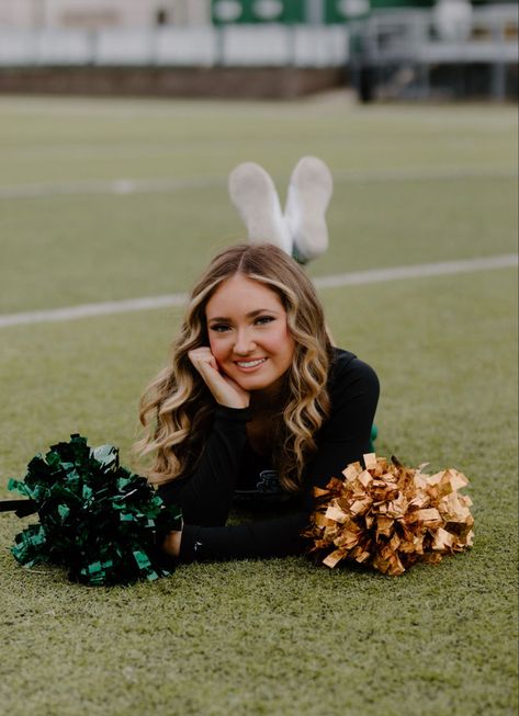 Action Cheer Pictures, Youth Cheer Pictures, Cheerleader Picture Ideas, Cheer Poses Basketball, Senior Pictures With Pom Poms, Individual Cheer Photos, Senior Picture Ideas For Cheerleaders, Single Cheer Poses, Cheer Picture Poses Individual Football