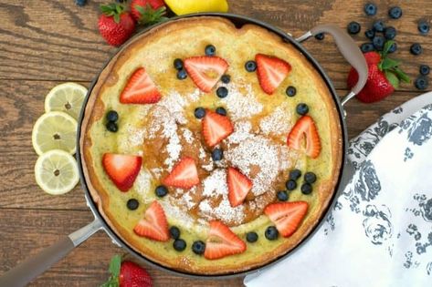 This Lemon Poppy Seed Dutch Baby is a light and fluffy pancake baked in the oven. With a light lemon flavor, it's a perfect breakfast treat for the weekend. Rum Banana Bread, Baking Banana, Stuffed French Toast Cream Cheese, Light And Fluffy Pancakes, Butter Rum, Apple Cinnamon Bread, Easy Pie Crust, Baked Pancakes, Lemon Poppy Seed