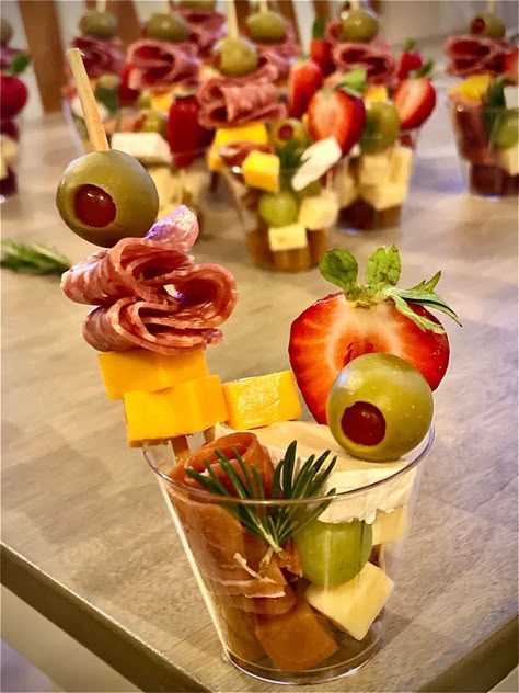 Meeting Appetizers Snacks, Individual Chacutery Cups, Charcuterie Shooters, Charcuterie Mini Cups, Small Charcuterie Cup Ideas, Charchuttere Cups, Chacutery Cup Ideas, Chauterrie Cups, Simple Charcuterie Cups