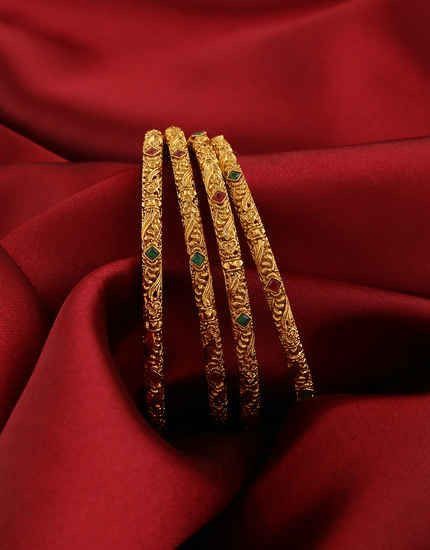 Gold Leaf Decor, Plain Gold Bangles, Traditional Bangles, Gold Bangles Indian, Indian Bangles, Kundan Bangles, Gold Bangles For Women, Gold Jewelry Outfits, Gold Bangle Set