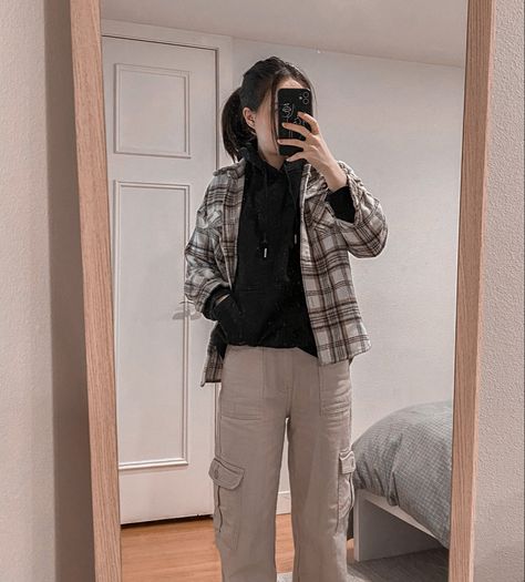 khaki cargo pant flannel black hoodie sweatshirt women’s fashion outfit fall inspo aesthetic OOTD Sweatshirt With Flannel Over, Cargo Pants Flannel Outfit, Flannel And Cargo Pants Outfits, Flannel With Cargo Pants, Flannel And Cargo Pants, Flannel Streetwear Women, Hoodie And Flannel Outfits, Black Flannel Long Sleeve Outerwear, Khaki Cargo Pants