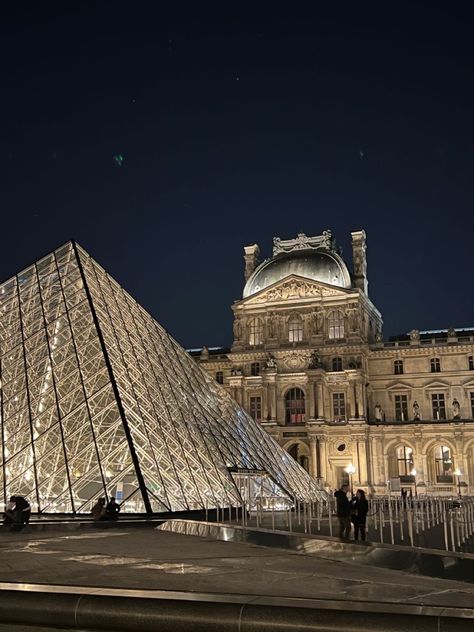 Paris Aesthetic Louvre, Paris Aethstetic, Tour Eiffel Aesthetic, Paris City Aesthetic, Francia Aesthetic, France Vibes, Roman Sculptures, Cars Bentley, Louvre Palace