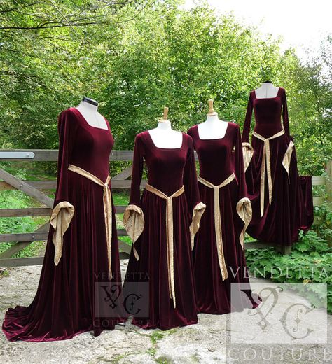 https://www.facebook.com/medievalfashion/photos/a.642065999169923.1073741828.641236252586231/1005970892779430/?type=3 Lotr Dress, Medieval Wedding Theme, Pagan Handfasting, Lotr Wedding, Medieval Wedding Dress, Celtic Pagan, Celtic Dress, Medieval Party, Pagan Wedding