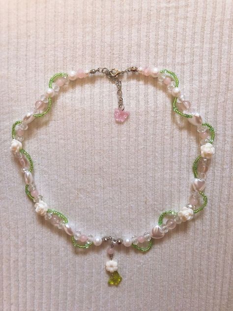 handmadenecklace handmadejewelry necklace pink aesthetic beads coquette fashion aestheticjewelry pearl Aesthetic Beads, Diy Pearl Necklace, Pink Bead Necklace, Anting Manik, Handmade Pearl Necklace, Homemade Necklaces, Coquette Fashion, Cray Cray, Wire Wrapped Jewelry Diy