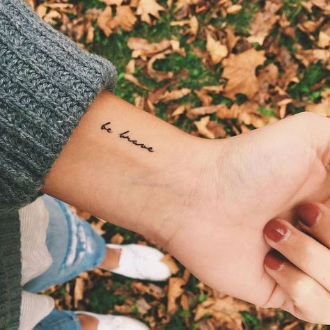 ▷ 52 + tolle Ideen und Bilder zum Thema Tattoo Schriften Handgelenk Font Tato, Wörter Tattoos, Small Wave Tattoo, Be Brave Tattoo, Side Wrist Tattoos, Wanderlust Tattoo, Tiny Wrist Tattoos, Writing Tattoos, Tattoos For Black Skin