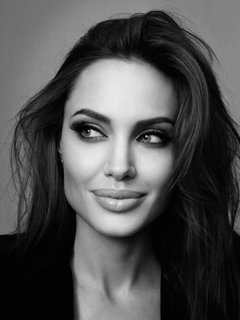 Angelina Jolie Photos, Headshot Poses, Headshots Women, Studio Portrait Photography, Photographie Portrait Inspiration, Portrait Photography Women, Self Portrait Photography, Carpet Looks, Business Portrait