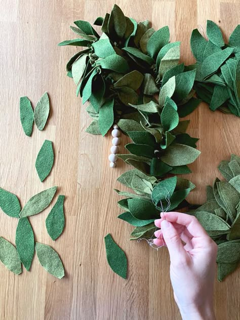 enJOY it by Elise Blaha Cripe: DIY FELT LEAF GARLAND. Felt Leaf Garland, Diy Leaf Garland, Felt Leaf, Garland Tutorial, Diy Christmas Garland, Garland Diy, Felt Wreath, Paper Wreath, Felt Leaves