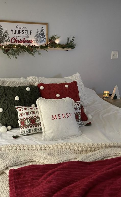 Christmas Bedroom Neutral, Christmas Bedroom Decor Simple, Room Decoration For Christmas, Small Christmas Room Decor, Aesthetic Cosy Bedroom, Christmas Decoration For Bedroom, Aesthetic Christmas Bedroom Decor, Christmas Bedroom Minimalist, Christmas Bedding Idea