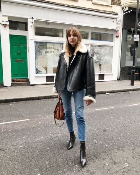 sherling jacket, blue denim jeans and pointy black boots. Camping Style Clothes, Sherling Jacket, Denim Outfits, Suede Fashion, Looks Street Style, Outfit Trends, Mode Inspo, Fall Winter Style, 가을 패션