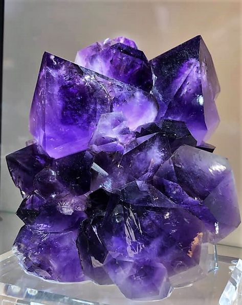 Amtheyst Stone Aesthetic, Amathis Stone, Dark Purple Crystals, Purple Stones Crystals, Beautiful Tropical Fish, Diamond Wallpaper, Crystal Guide, Beautiful Wallpaper For Phone, Purple Gems