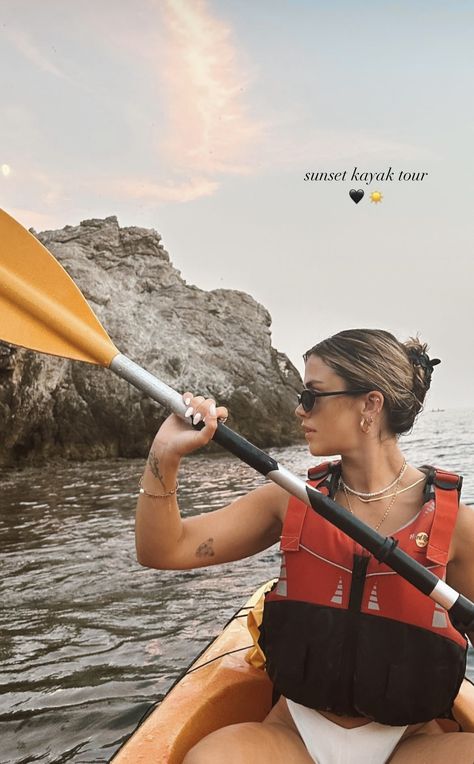 Kayaking Instagram Pictures, Kayak Aesthetic Photos, Kayaking Outfit Women Summer, Kayak Pictures Ideas, Kayak Aesthetic, Kayak Outfit, Kayaking Aesthetic, Kayak Pictures, Kayaking Outfit