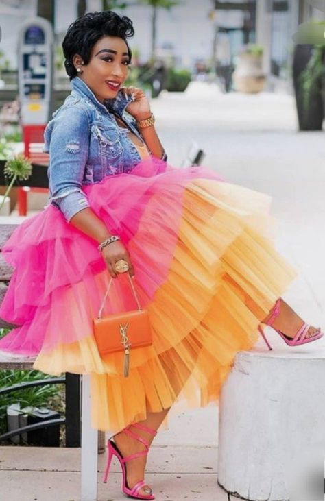 Tshirt And Tulle Skirt, Tulle Skirt Outfit Casual Street Style, Women Formal Wear, Tulle Outfit, Tulle Skirts Outfit, Formal Wear Women, Casual Chique, Women Skirt, Classy Dress Outfits