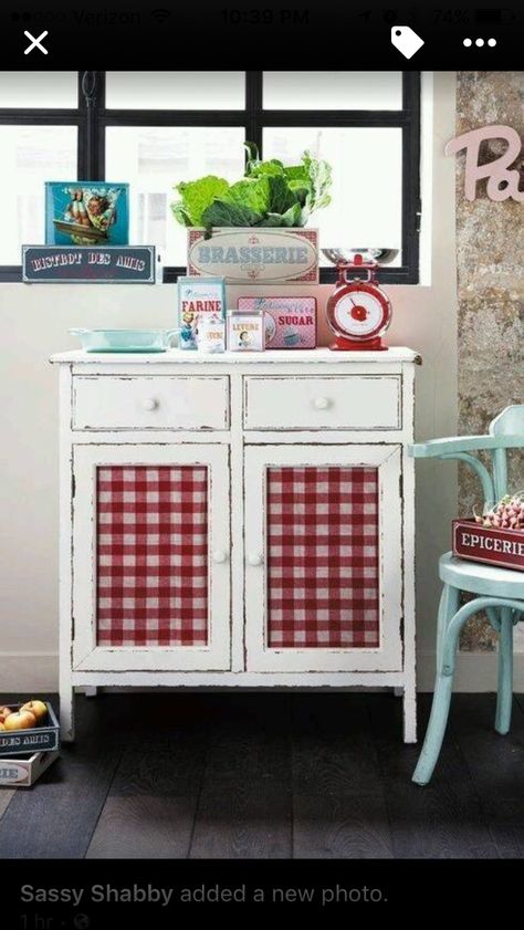 Commode Shabby Chic, Shabby Chic Dresser, Shabby Chic Interiors, Vintage Dressers, Red Gingham, Trendy Kitchen, Shabby Vintage, Decor Minimalist, Redo Furniture