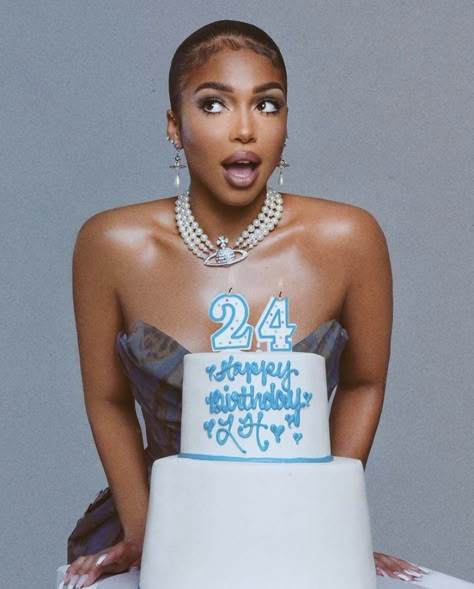 25th Bday, Cake Photoshoot, Birthday Vibes, Birthday Pics, 21st Birthday Photoshoot, Cute Birthday Pictures, Creative Photoshoot, Lori Harvey, Studio Photography Poses