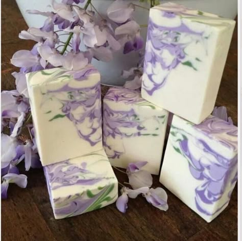 Săpunuri Handmade, Soya Mumu, Pretty Soap, Soap Craft, Handmade Natural Soaps, Soap Stamping, Soap Shop, Homemade Soap Recipes, Homemade Bath Products