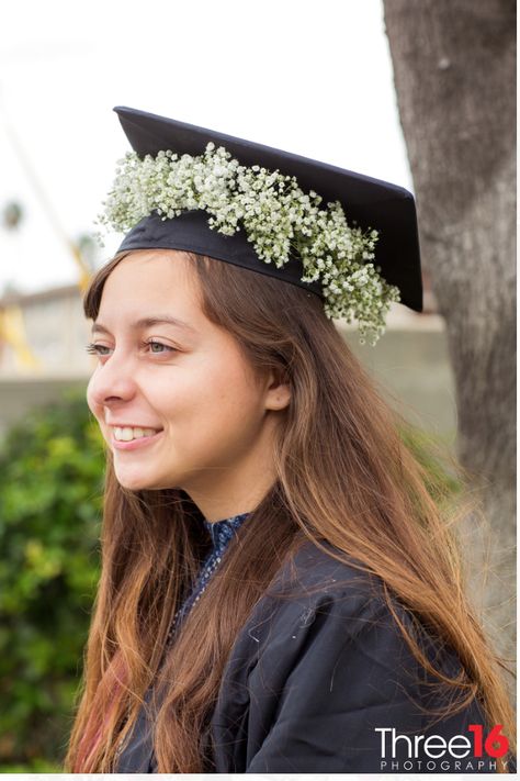 grad cap babies breath Graduation Cap Flowers, Pink Peony Centerpiece, White Florals Wedding, Teacher Graduation Cap, Flower Graduation Cap, Flower Graduation, Lily Bridal Bouquet, Graduation Images, Grad Hat