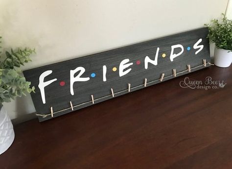 Picture Hanger Picture Hanger, Hanger Diy, Friends Diy, Cadeau Photo, Crafty Gifts, Friends Party, Picture Hangers, Bee Design, Themed Crafts