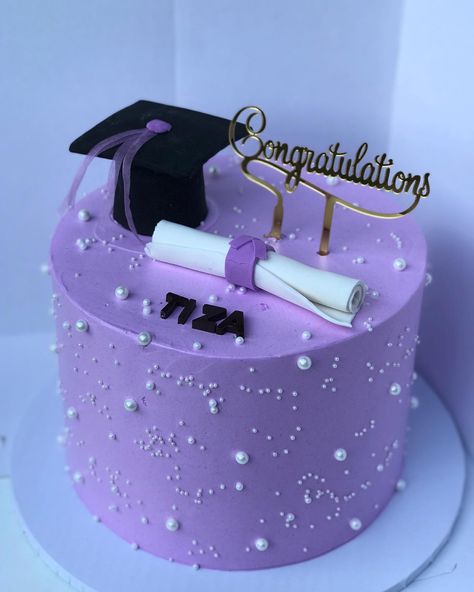 Beautiful and Yummy 👌🏾👌🏾🥳🥳❤️ Happy Graduation Cake, Simple Graduation Cakes, Graduation Cartoon, Graduation Cake Designs, Modern Birthday Cakes, Degree Graduation, Graduation Dinner, Happy Birthday Printable, Buttercream Cake Decorating