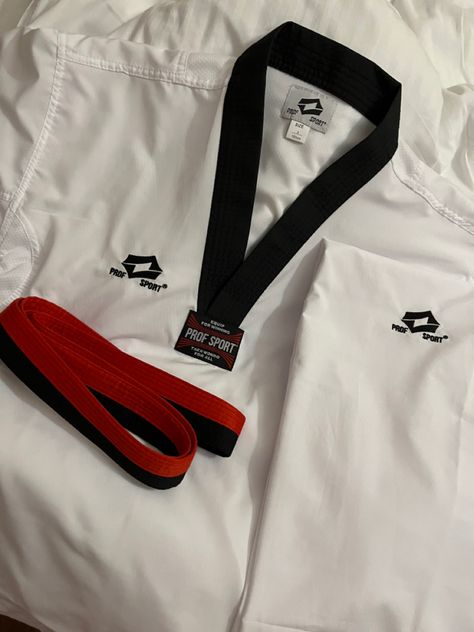 Black Belt Taekwondo Aesthetic, Blackbelt Taekwondo, Taekwondo Belt, Martial Arts Belt Display, Karate Suit, Martial Arts Humor, Black Belt Taekwondo, Taekwondo Belts, Taekwondo Girl