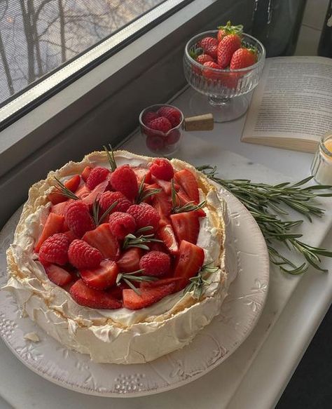 Parisian And Fashion Mood (@parisianlifeestyle) | Instagram Strawberry Pavlova, Strawberry Meringue, Pavlova Cake, Meringue Cake, Elegant Cakes, Strawberry Desserts, Sweet Food, Food Obsession, Pavlova