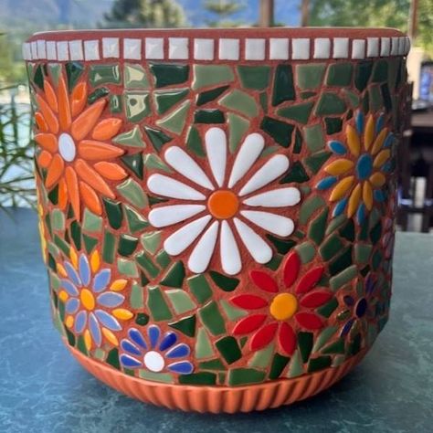 Mosaic Tile Patterns Design, Mosaic Flower Pots Diy Ideas, Mosaic Planters Flower Pots, Glass Tile Mosaic, Mosaic Pots Terra Cotta, Garden Mosaic Projects, Yard Crafts, Mosaic Pot, Dragonfly Drawing