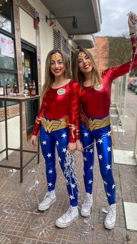 #costume #wonderwomancostume #diy #ideas #twin #carnaval #friendshipgoals Diy Wonder Woman Costume Adult, Wonder Woman Diy Costume, Wonder Woman Costume Girl, Wonder Woman Costume Diy, Superwoman Costume, Ideas Carnaval, Purim Costumes, Diy Costumes Women, Female Superhero