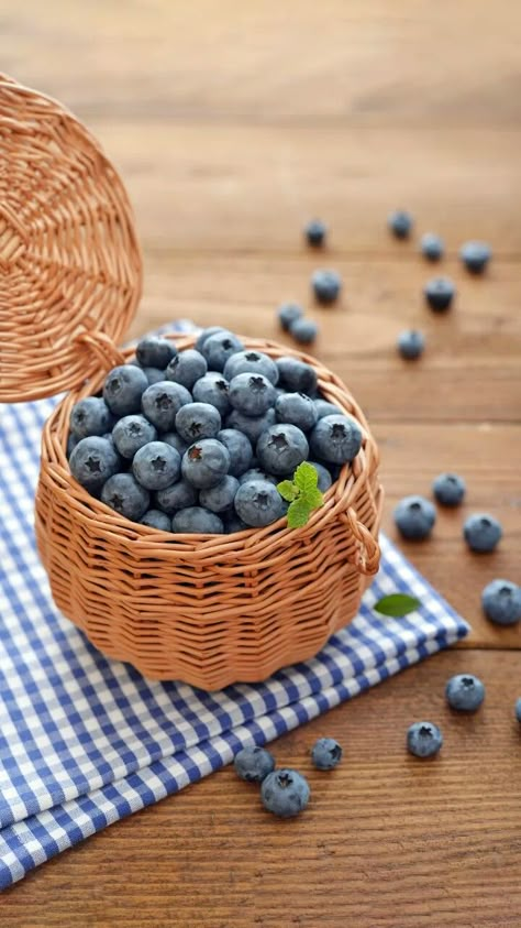 Berries Photography, Food Photography Fruit, Lemon Smoothie, Basket Display, Blackberry Picking, Growing Blueberries, Fancy Kitchens, Fruits Images, Beautiful Fruits