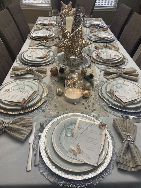 Fancy Christmas Table Decor, Silver And Gold Table Decor, Fancy Table Set Up, White Christmas Dinner Table Decor, Silver And Gold Table Settings, White Silver Table Setting, Silver And Gold Christmas Table Decor, White Christmas Dinner Party, White And Silver Christmas Table Decor