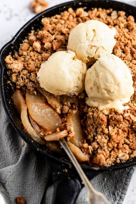 Incredible cinnamon walnut pear crisp is made with simple ingredients and topped with a delicious oat walnut crumble. This healthier, easy pear crisp recipe can easily be made vegan and gluten free for a wonderful dessert you'll make again and again! Pear Crisp Recipe, Staple Meals, Apple Crisp Without Oats, Apple Crisp Recipe Healthy, Oatmeal Crumble, Healthy Apple Crisp, Pear Crisp, Pear Crumble, Pear Dessert