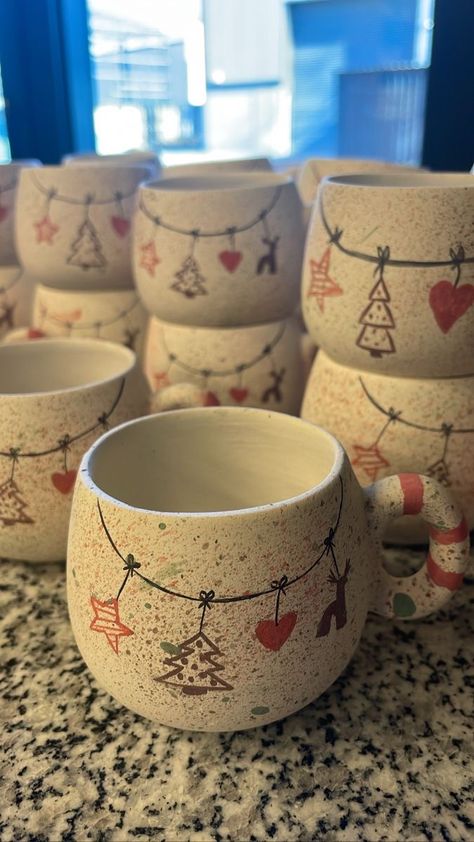 Christmas Pottery Painting Ideas Ceramics, Pottery Painting Ideas Christmas, Christmas Pottery Painting, Diy Christmas Mugs, Mug Noel, Holiday Pottery, Christmas Pottery, Ceramics Pottery Bowls, Diy Pottery Painting