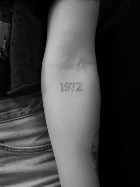 1972 black outline tattoo Tumblr Tattoo, Number Tattoo Fonts, Font Tato, Old English Style, Tato Tradisional, Roman Numeral Tattoos, Date Tattoos, Number Tattoo, Number Tattoos