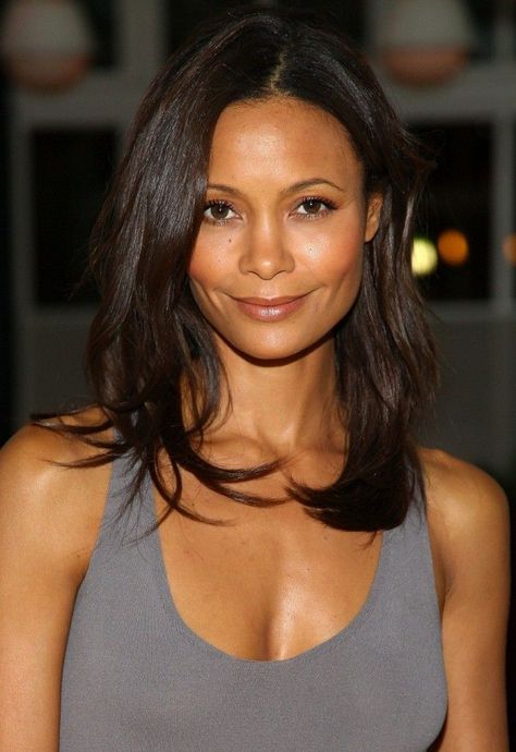 Thandie Newton, daughter of a Zimbabwean mother and a British father, is sexy in The Chronicles of Riddick and Mission: Impossible II. Thandie Newton, Meagan Good, Richest Celebrities, Black Actresses, Bohol, British Actresses, Shoulder Length Hair, Glam Makeup, Length Hair