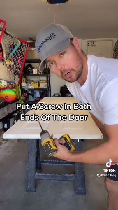 Paint a door with ease! #diy #lifehacks #homeimprovement #tips #painting #doors Paint A Door, Painting Doors, Painted Interior Doors, Door Makeover, Painted Doors, Painting Tips, Spray Painting, Interior Paint, Doors Interior