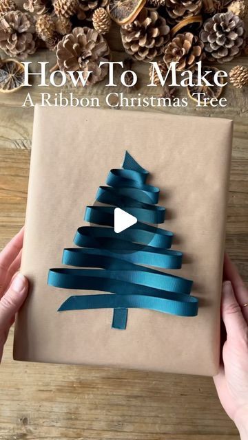 Tape Christmas Tree, Christmas Tree Wrapping Ideas, Wrapping Xmas Presents, Ribbon Wrapping, Diy Gift Toppers Christmas, Christmas Present Ribbon Wrapping Ideas, Wavy Rubbon For Christmas Trees, Ribbon Style Gift Wrapping, Wrap Ribbon Around Present