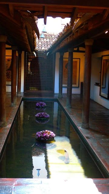 Splendid Sass: THE MOST BEAUTIFUL THINGS Japanese Courtyard, Indian Houses, Gallery Cafe, Indian Interiors, Indian Home Design, Courtyard Design, Kerala House Design, Kerala Houses, Traditional Houses