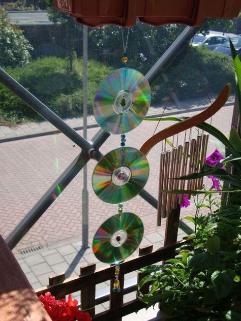 Cd/Dvd Suncatcher Mobile ..apparently keeps hawks away. They like to hang out in our backyard lately :/ Suncatcher Mobile, Cd Crafts Diy, Bedroom Decor Modern, Living Room Decor Boho, Vintage Living Room Decor, Recycled Cds, Farmhouse Wall Decor Ideas, Modern Interior Design Ideas, Cd Diy