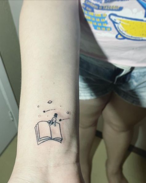 nice 25 Book Tattoos for Book Nerds to Have in 2021 Minimalist Book Tattoo, Small Book Tattoo, Open Book Tattoo, Small Tattoos Ideas, Minimal Book, Tattoo Character, Book Tattoos, Bookish Tattoos, Basic Tattoos