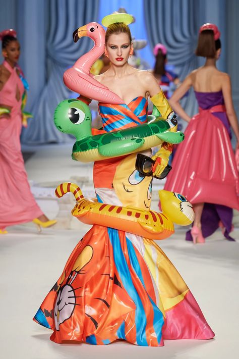 Moschino Spring 2023 Ready-to-Wear Fashion Show | Vogue Jeremy Scott Moschino, Moschino Runway, Kitsch Fashion, Pop Art Fashion, Spring 2023 Ready To Wear, University Style, 2023 Ready To Wear, Textiles Fashion, Spring 2023