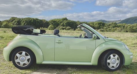 Volkswagen Beetle Convertible, Hippie Car, Bug Car, Volkswagen New Beetle, Car Deco, Old Vintage Cars, Beetle Car, Beetle Convertible, Volkswagen Car