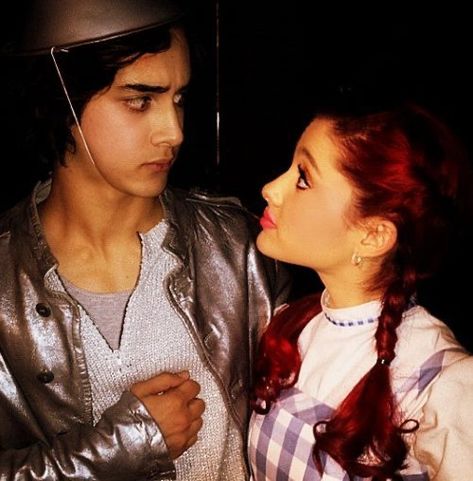 Victorious Nickelodeon, Ariana Grande Victorious, Uk Icon, Cat Valentine Victorious, Ariana Grande Facts, Victorious Cast, Ariana Grande News, Jesse Metcalfe, Sam & Cat