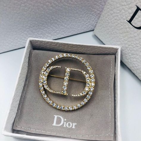 Dior Brooch, Chanel Pins, Lux Jewelry, Bvlgari Jewelry, Purse Chain, Dior Accessories, Hair Accessories Clips, Diamond Fashion Rings, Girl Accessories