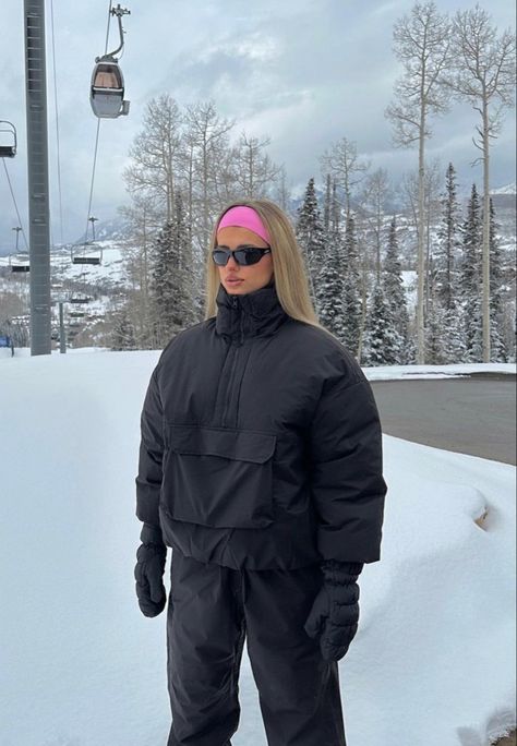 Ear Piercing Stacks, Piercing Stacks, Ski Hairstyle, Skiing Aesthetic Outfits, Taylor Swift Rares, Iphone In Hand, Mode Au Ski, Snow Outfits For Women, Ski Outfit For Women