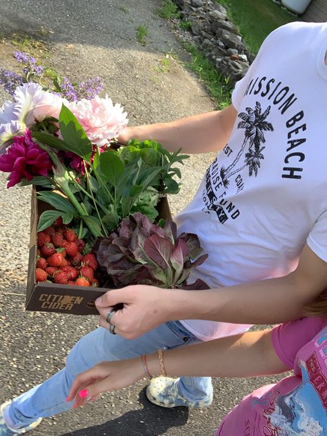 Farmer Boyfriend Aesthetic, Farm Couple Aesthetic, Farmer Couple, Farmer's Daughter Aestethic, Couple Farmers Market, Flowers Farmers Market, Farmers Market Aesthetic, Farmers Market Date, Couple At Farmers Market